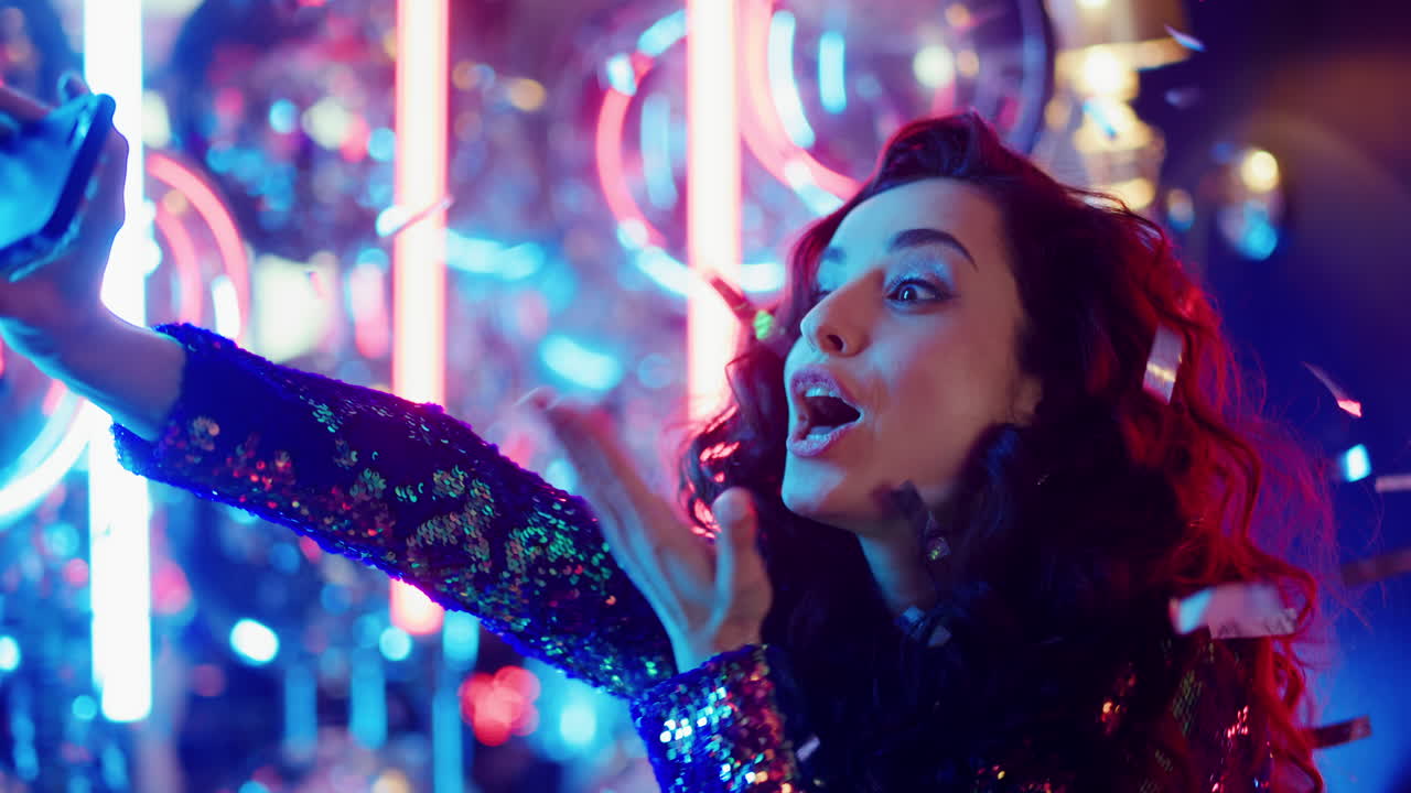 chica linda haciendo un video en un club nocturno. mujer dulce sosteniendo el teléfono en una fiesta