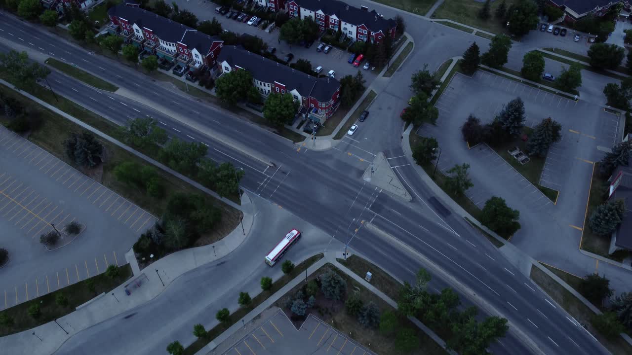 이웃의 보물: 캘거리의 활기찬 지역 사회를 보여주는 항공 영상