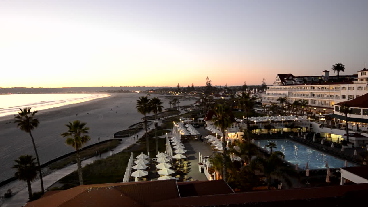 Panoramica della spiaggia e dell'Hotel Del Coronado al tramonto a San Diego, California