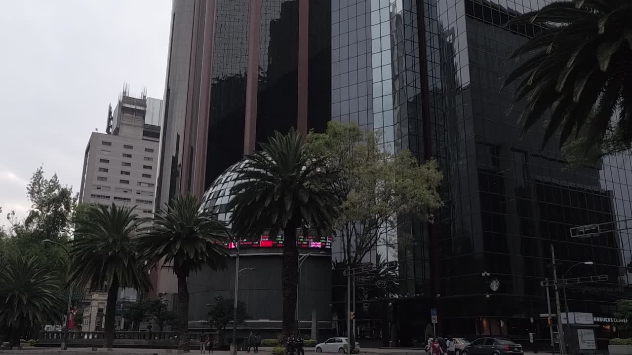 cdmx 시티 다운타운, 역사적인 센터 애비뉴에 있는 bmw 멕시코 증권거래소에서 공중 드론이 낮게 날아갑니다.