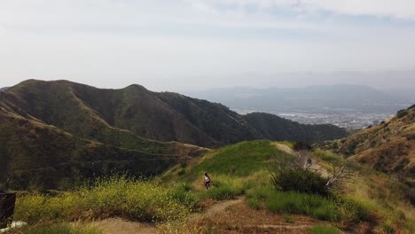 vistas de un burbank brumoso desde una caminata por el cañón de madera salvaje en la primavera