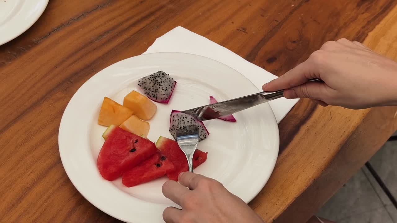 ensalada de frutas con cuchillo y tenedor