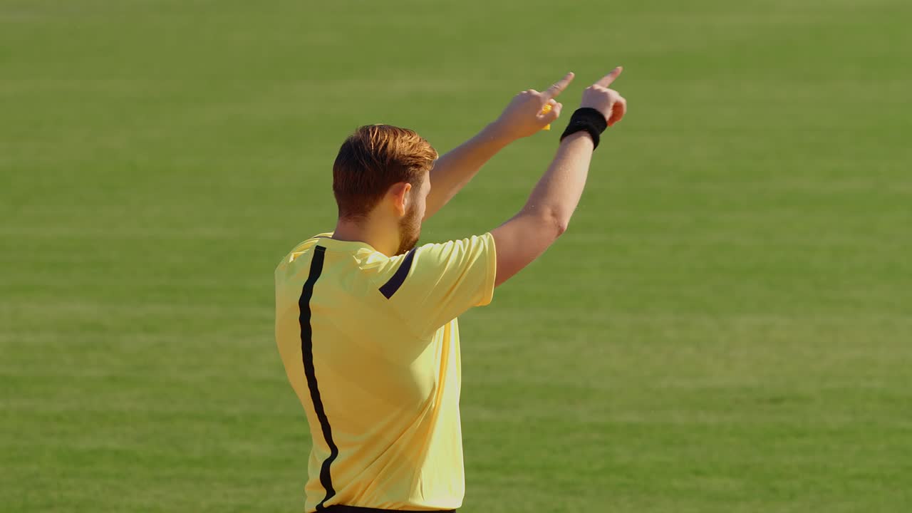 el árbitro de fútbol silba y muestra el penalti después de la decisión del asistente de video, 75 fps