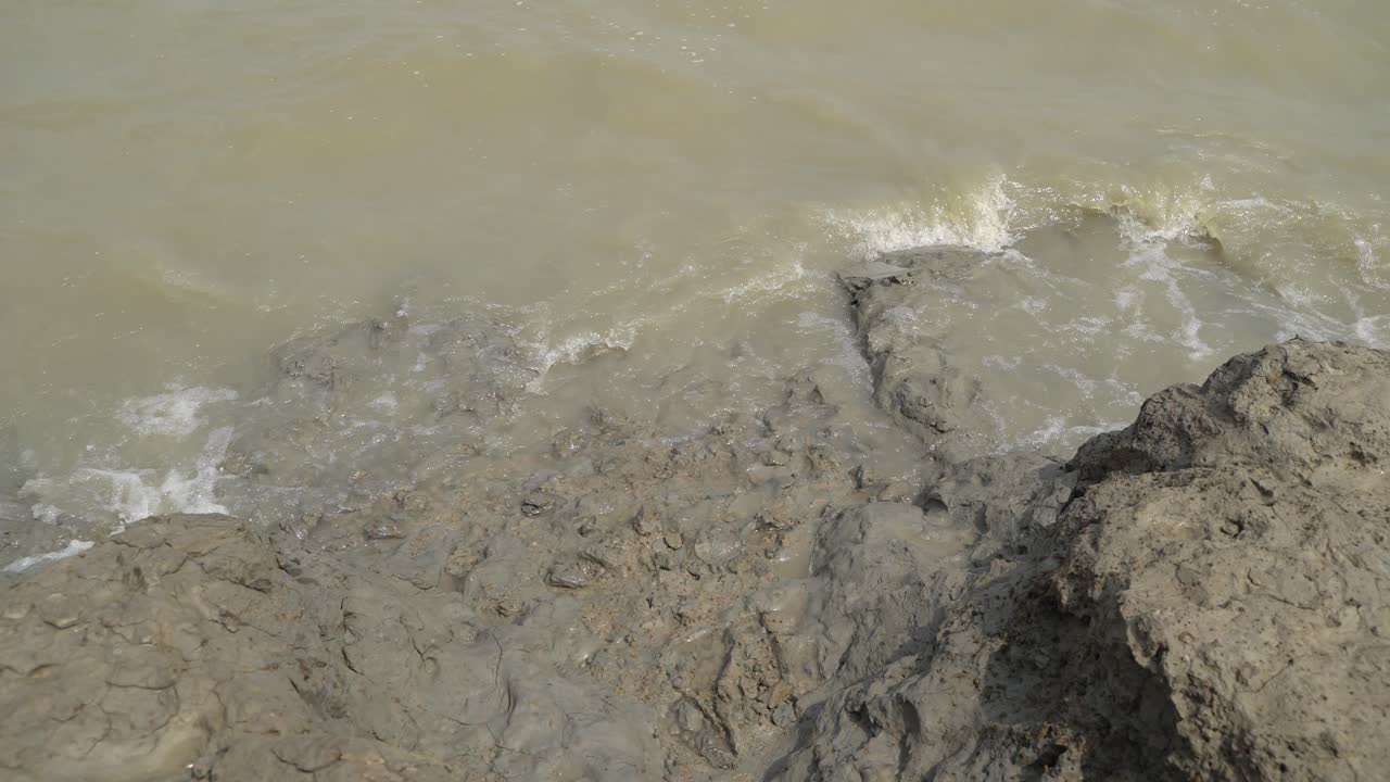 Onde che si infrangono sulle rive vuote del Gange