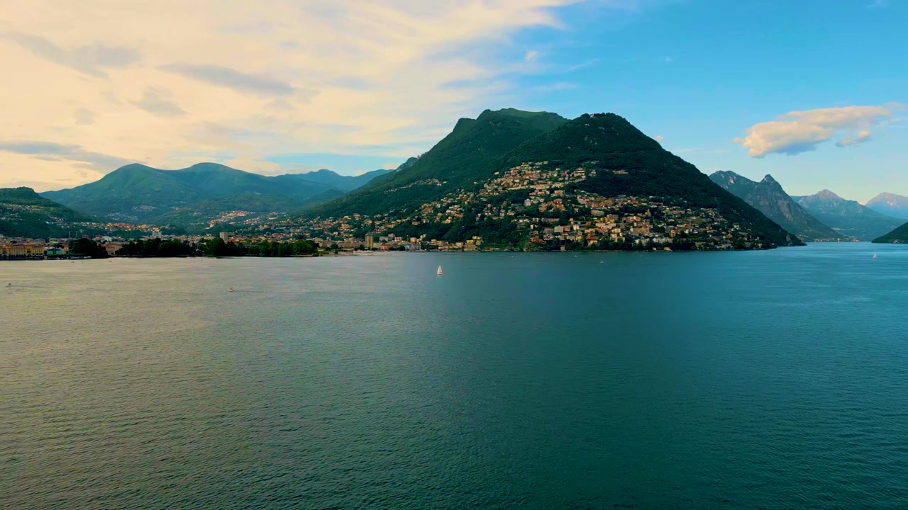 Video drone aereo 4K del Lago di Como da Menaggio, Italia, con vista sul Rifugio Menaggio e sul Monte Grona
