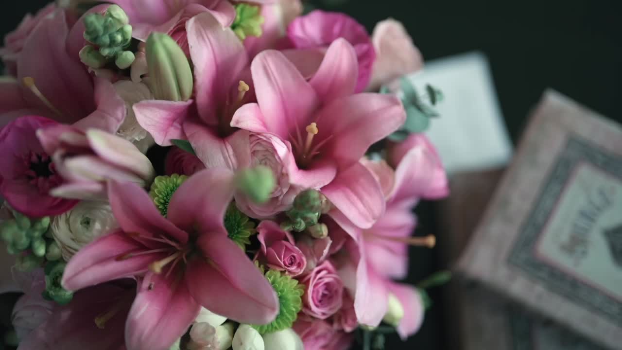 Macro video ravvicinato di una splendida composizione floreale rosa chiaro in un vaso di vetro, illuminata da una luce calma e brillante durante un elegante ricevimento di matrimonio
