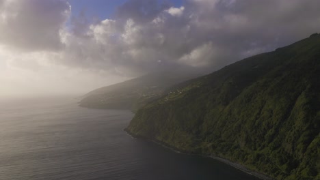 üppig-Grüne-Dramatische-Klippen-Einer-Insel-über-Dem-Atlantik,-Insel-São-Jorge,-Azoren,-Portugal