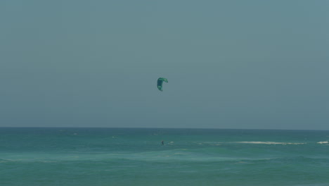 hombre kitesurf en el océano, deporte extremo de verano a cámara lenta en portugal