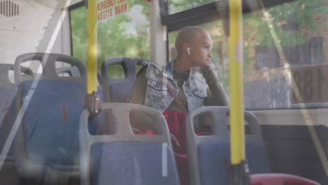 Animation-Von-Autos-Auf-Der-Straße-über-Einer-Biracial-Frau,-Die-Im-Bus-Sitzt