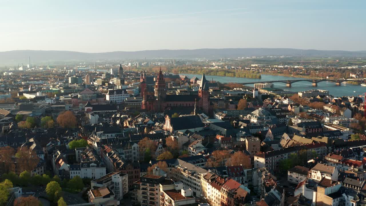 Luftfoto af bymidten i Mainz med domkirken midt i den gamle bydel i Tyskland