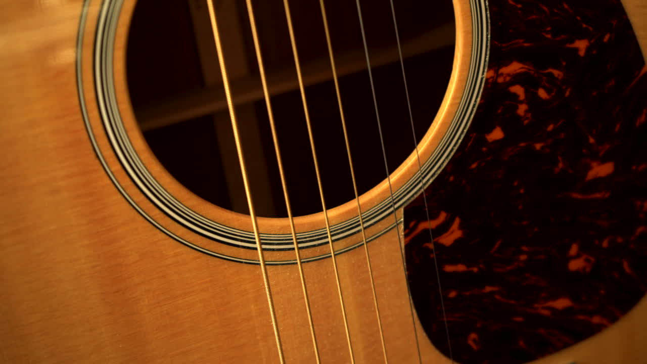 通過一個聲樂吉他