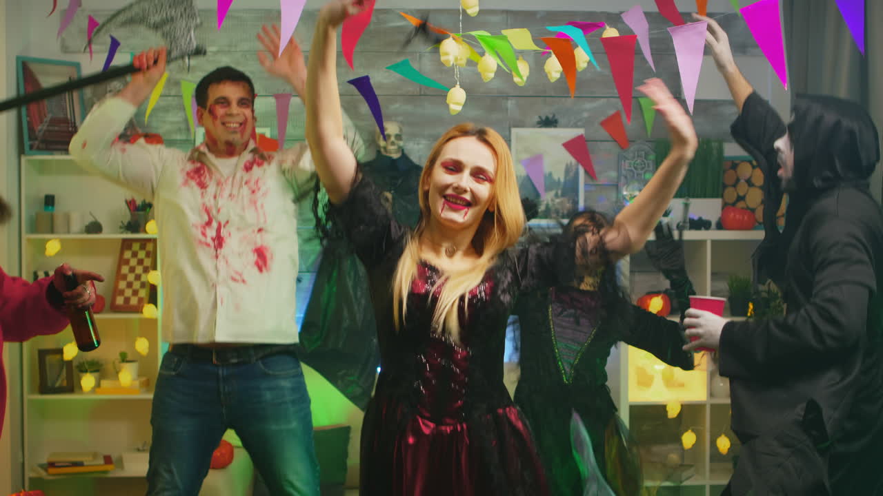 Bella donna mietitrice che festeggia Halloween