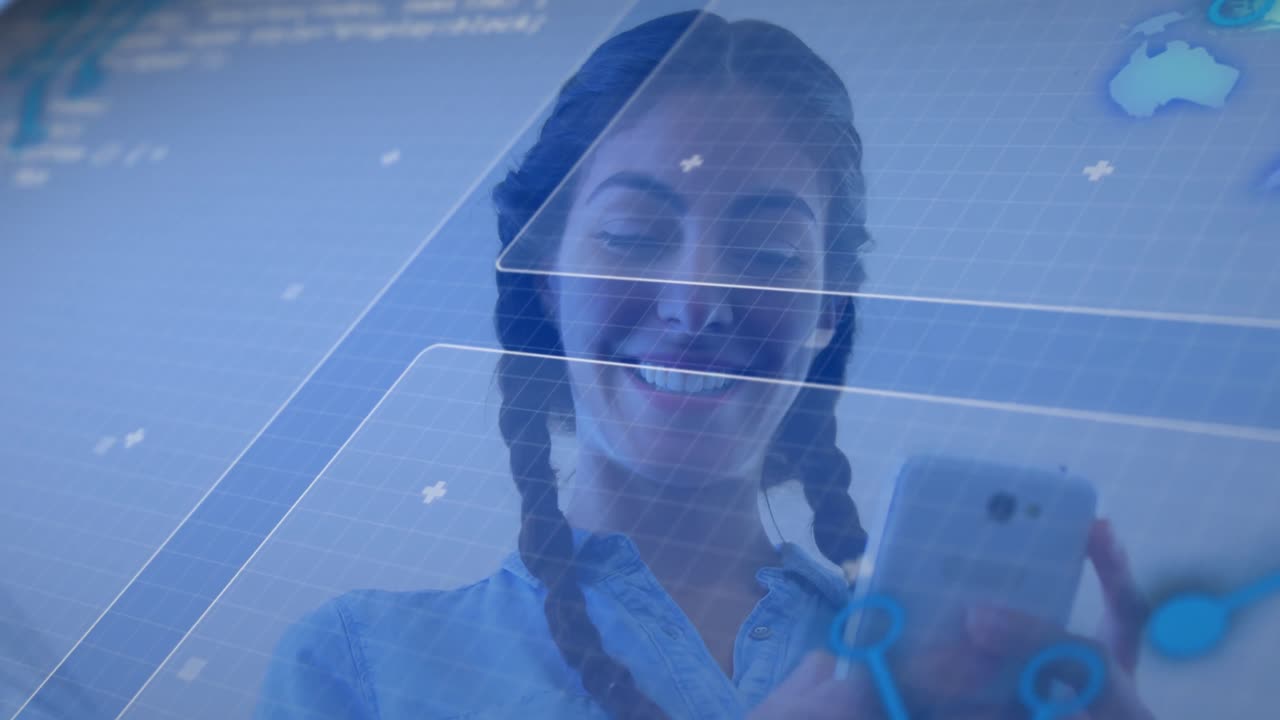 interfaz digital con procesamiento de datos contra la mujer caucásica que usa un teléfono inteligente