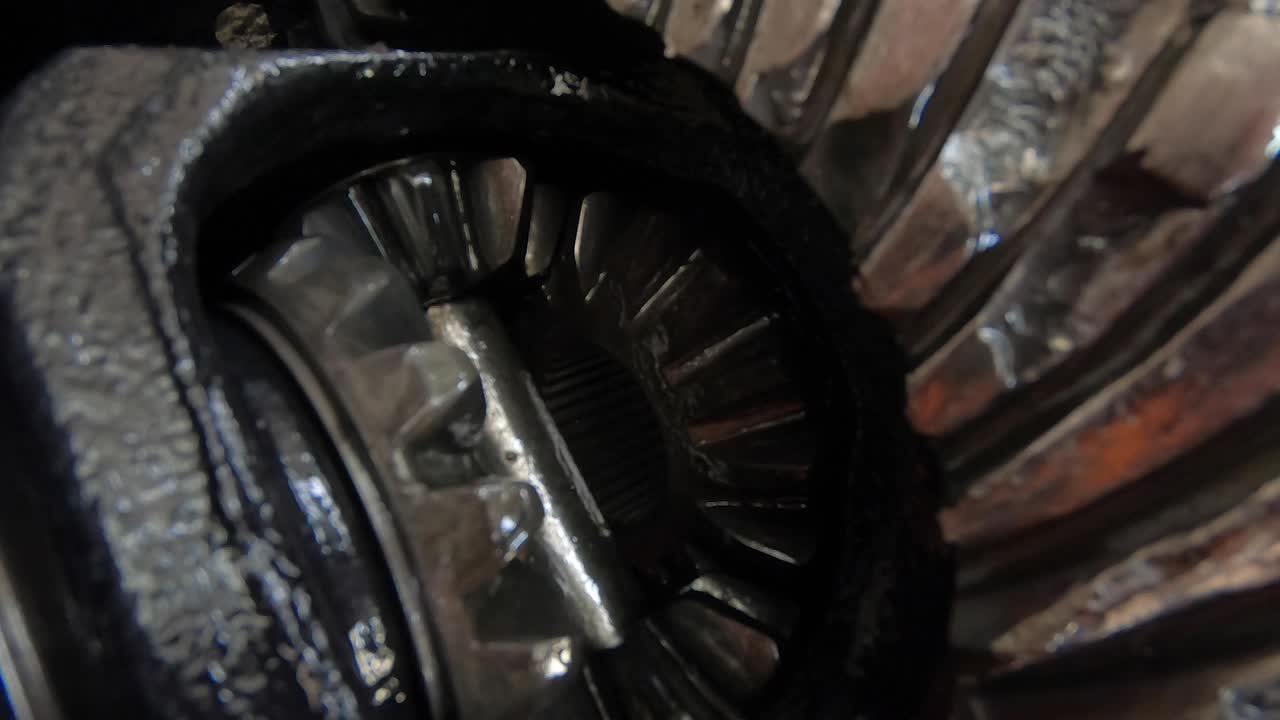 un diferencial de automóvil totalmente destruido