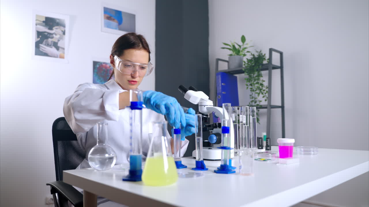 científico que lleva a cabo un experimento en un laboratorio