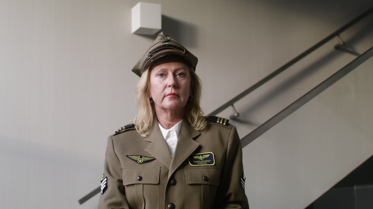 실내에서 포즈를 취하는 여자