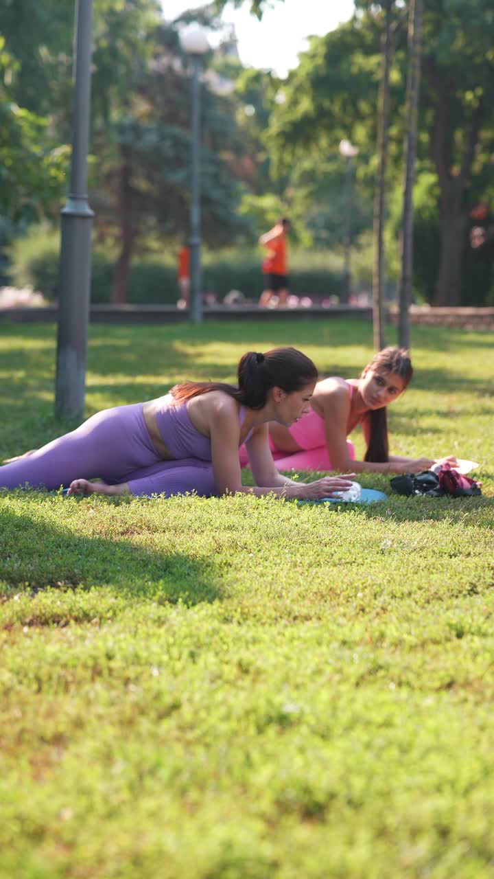 mujeres practicando yoga en un parque