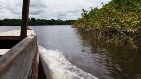 Barco-De-Madera-Que-Viaja-Por-El-Río-Amazonas-En-Un-Día-Soleado