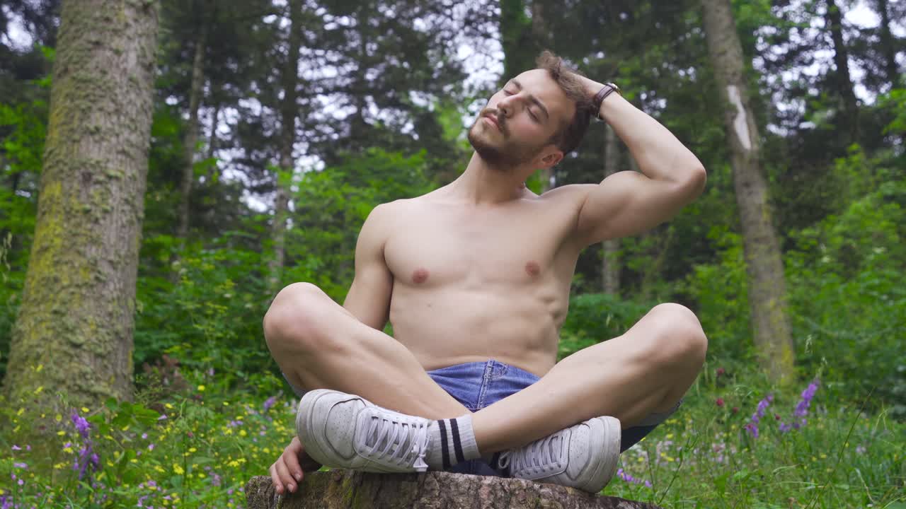 hombre meditando en el bosque.
