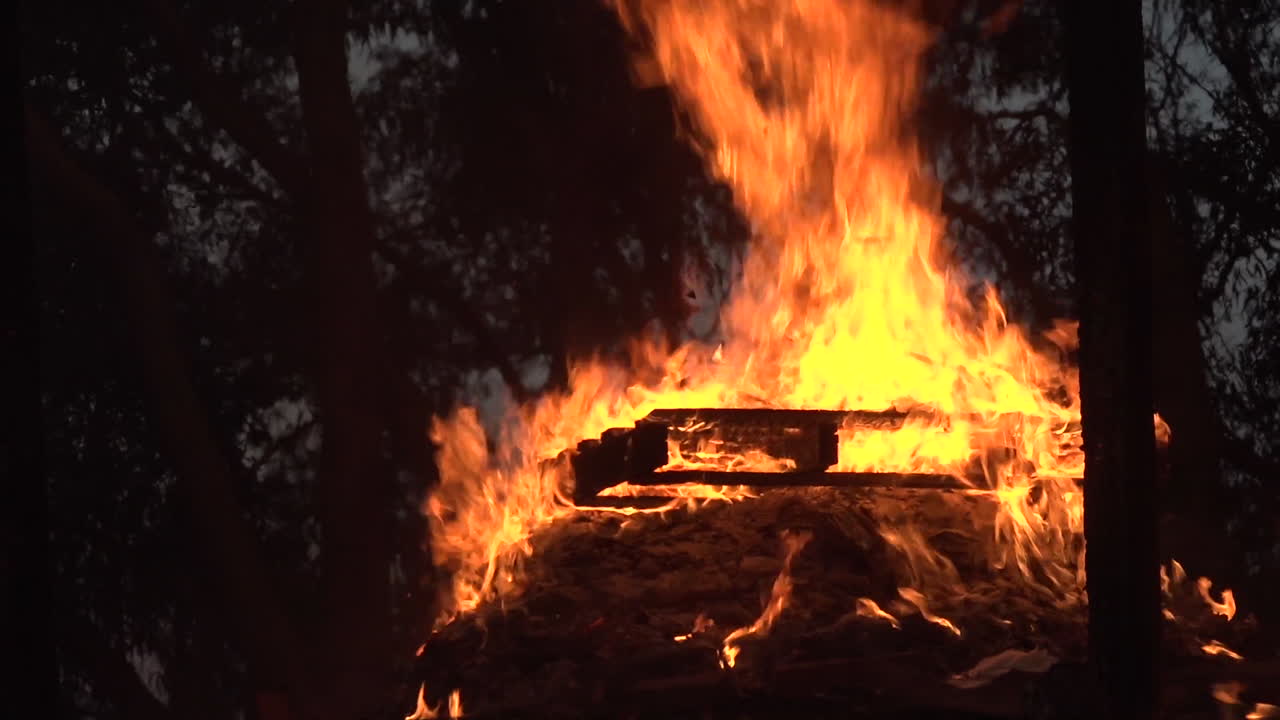 호주에서 대규모 산불이 발생하는 동안 화재가 별채를 태운다.