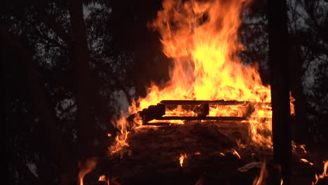 Ein-Feuer-Verbrennt-Ein-Nebengebäude-Während-Massiver-Waldbrände-In-Australien