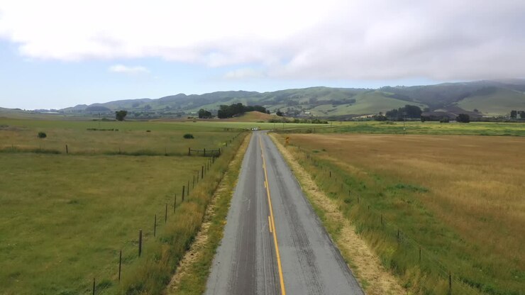 Vista aerea di una strada in cemento tra campi coltivati a San Luis Obispo, California, USA