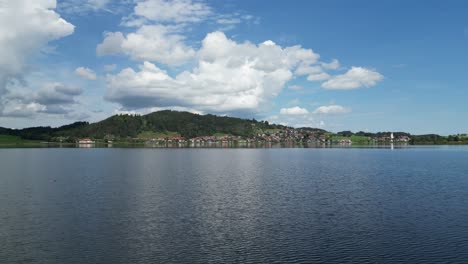 Hopfensee-Ciudad-Hopenfen-Suabia-Baviera-Alemania-Vista-Aérea-De-Drones-Bajos-Sobre-El-Lago