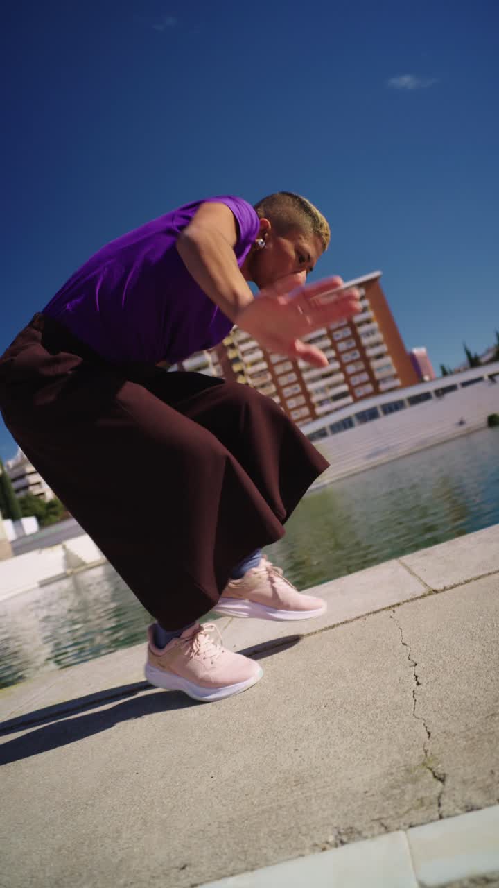 Junge Frau führt energiegeladene Streetdance-Moves im Freien auf