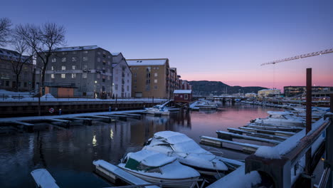 timelapse de un puerto de barcos en el río nidelva en trondheim