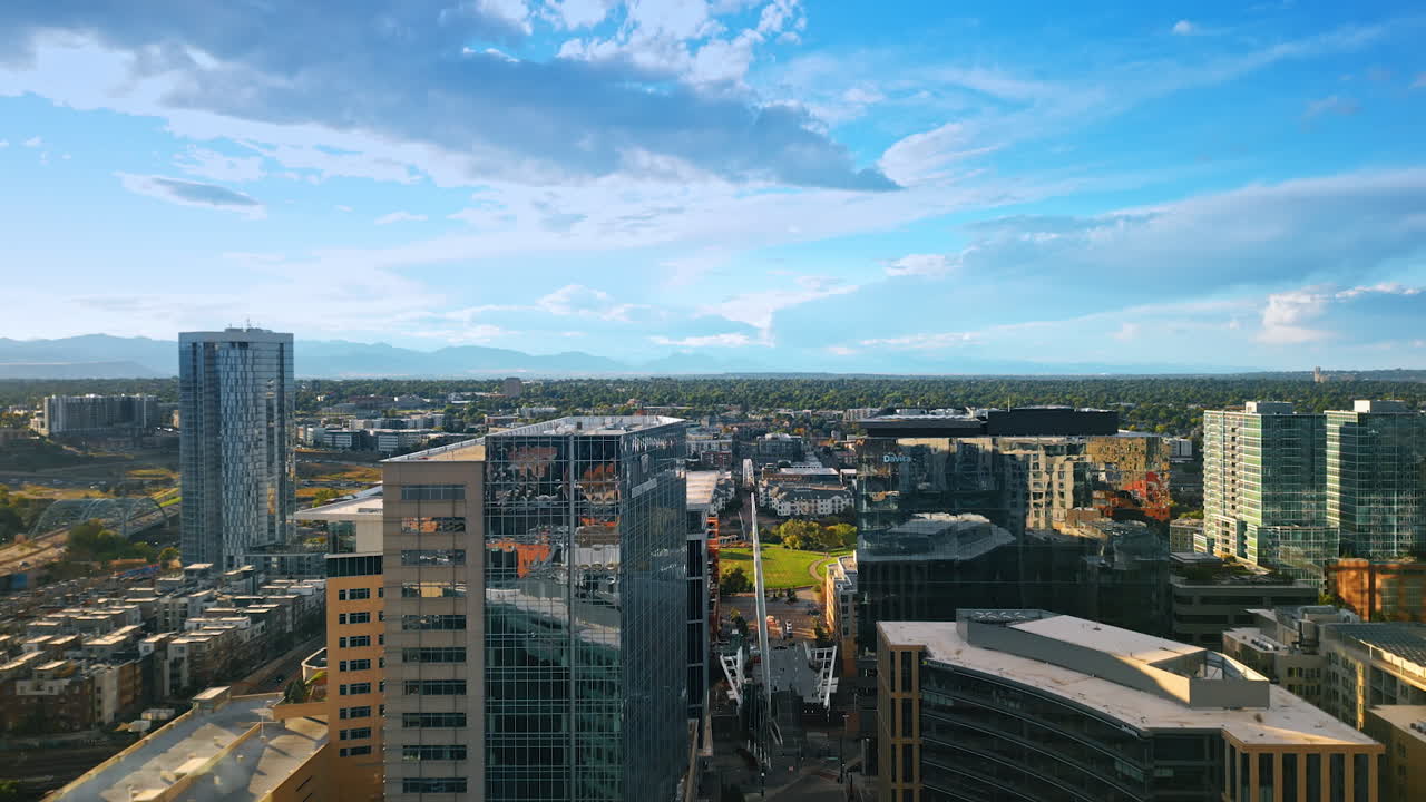 Denver, USA, 28 luglio 2025: ripresa aerea che si innalza tra gli splendidi e moderni grattacieli. Vista mozzafiato sul meraviglioso paesaggio di Denver, Colorado, USA, con una vegetazione lussureggiante.