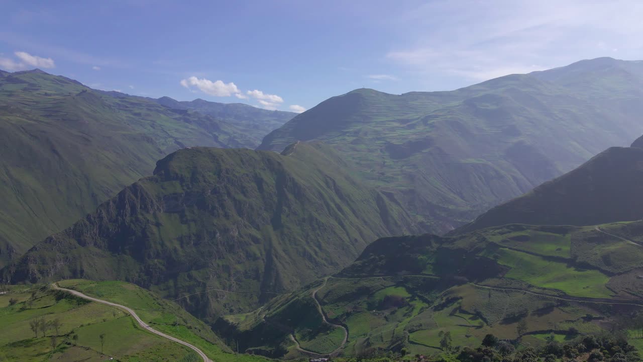 Splendida vista aerea di montagne verdi lussureggianti e valle