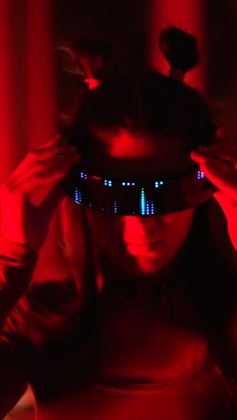 mujer con gafas de led brillantes