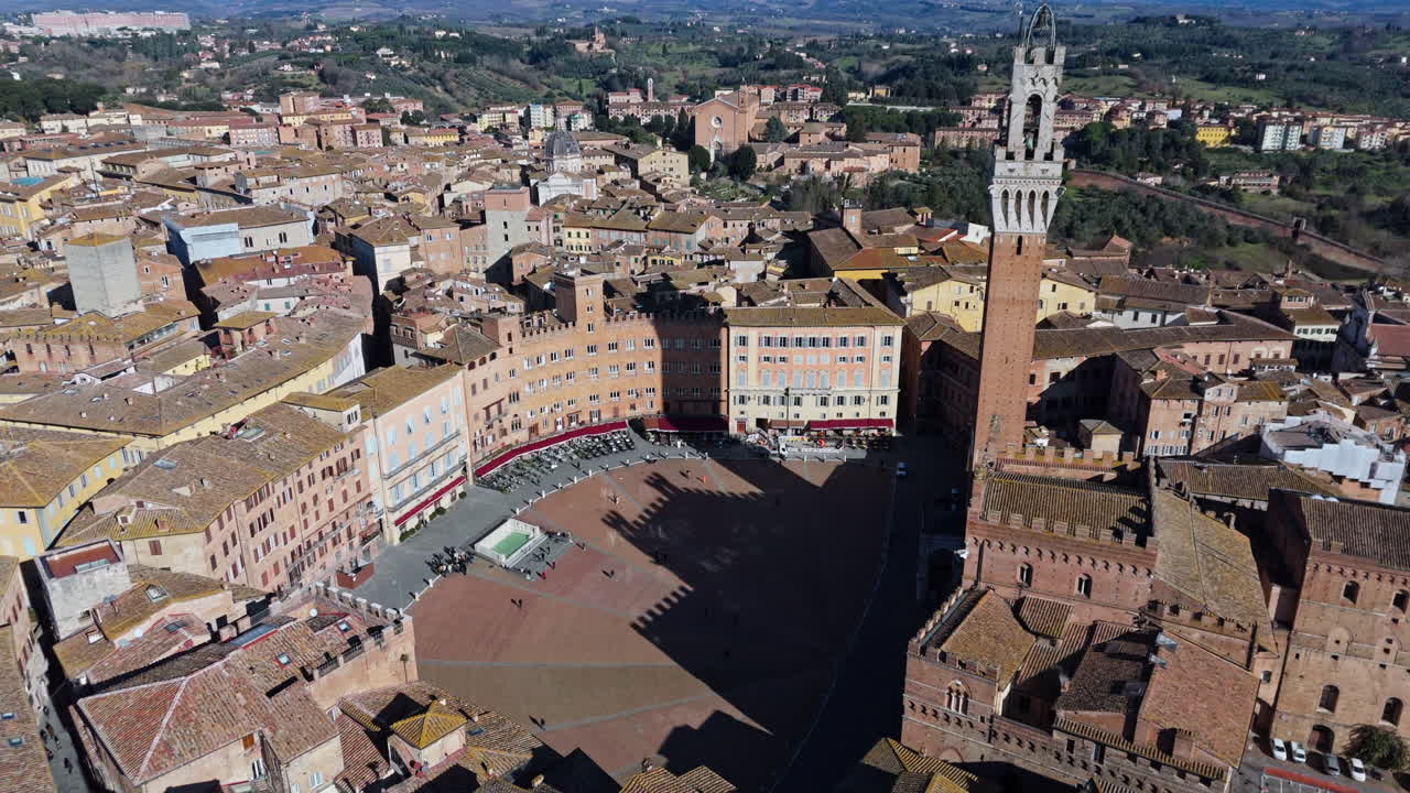 Piazza del Campo, Siena, Italia, con edifici medievali e torre, vista aerea