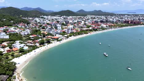 Luftdrohnenszene-Eines-Hotelkomplexes-Mit-Blick-Auf-Das-Meer-Am-Touristischen-Strand-Von-Florianópolis-Mit-Vielen-Hotels-Und-Häusern-Mit-Blick-Auf-Das-Meer-In-Jurere-Internacional