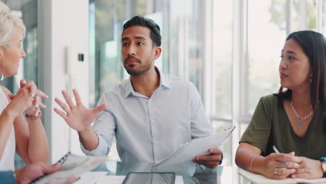 Hombre-De-Negocios-Dando-Papeleo-Al-Equipo-De-Marketing