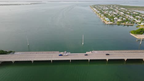 Autos-überqueren-Eine-Brücke-In-Den-Florida-Keys