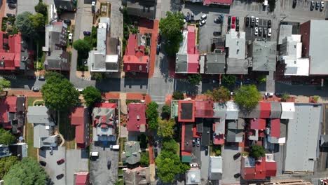 toma aérea directa hacia abajo de casas adosadas residenciales altas con techos rojos y grises