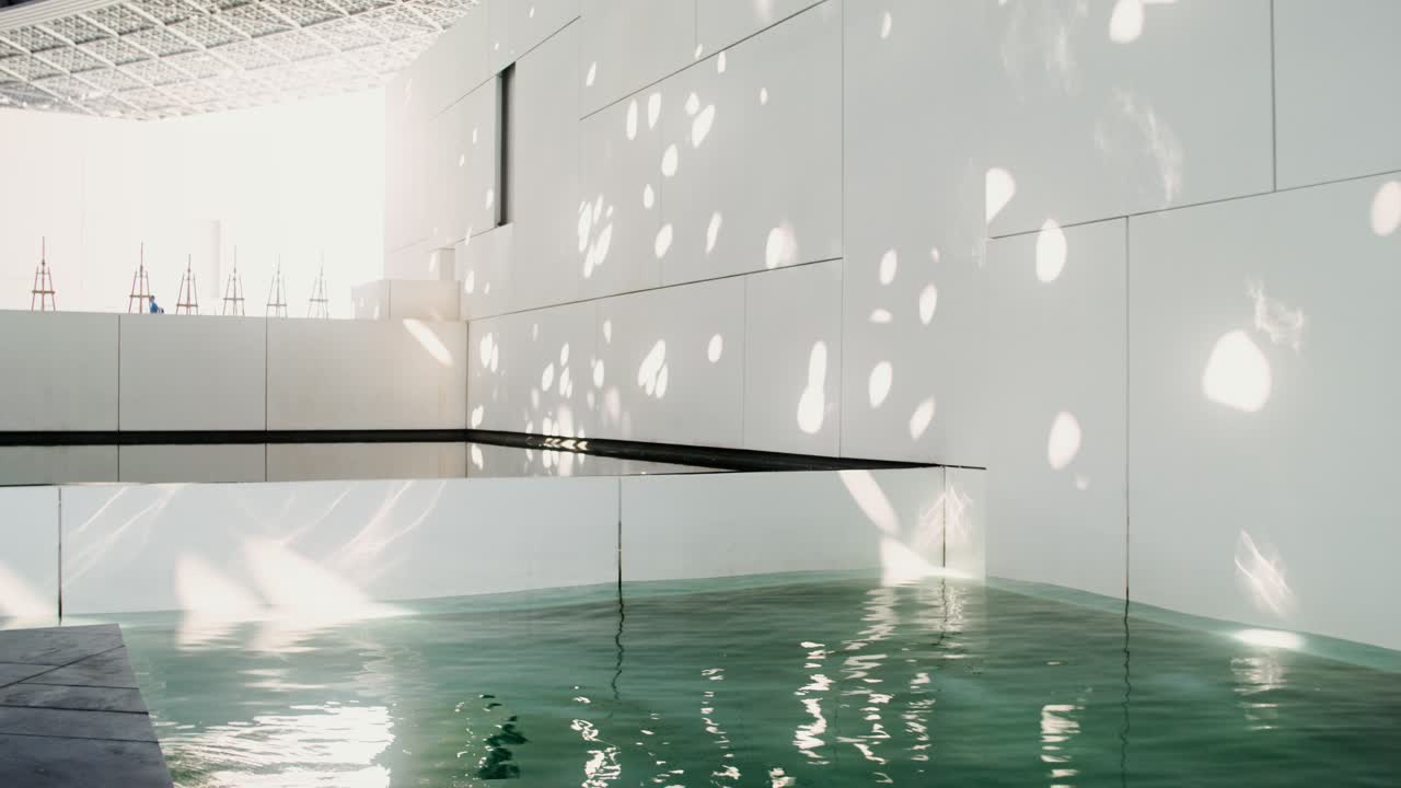 물과 빛을 가진 현대적인 건축물