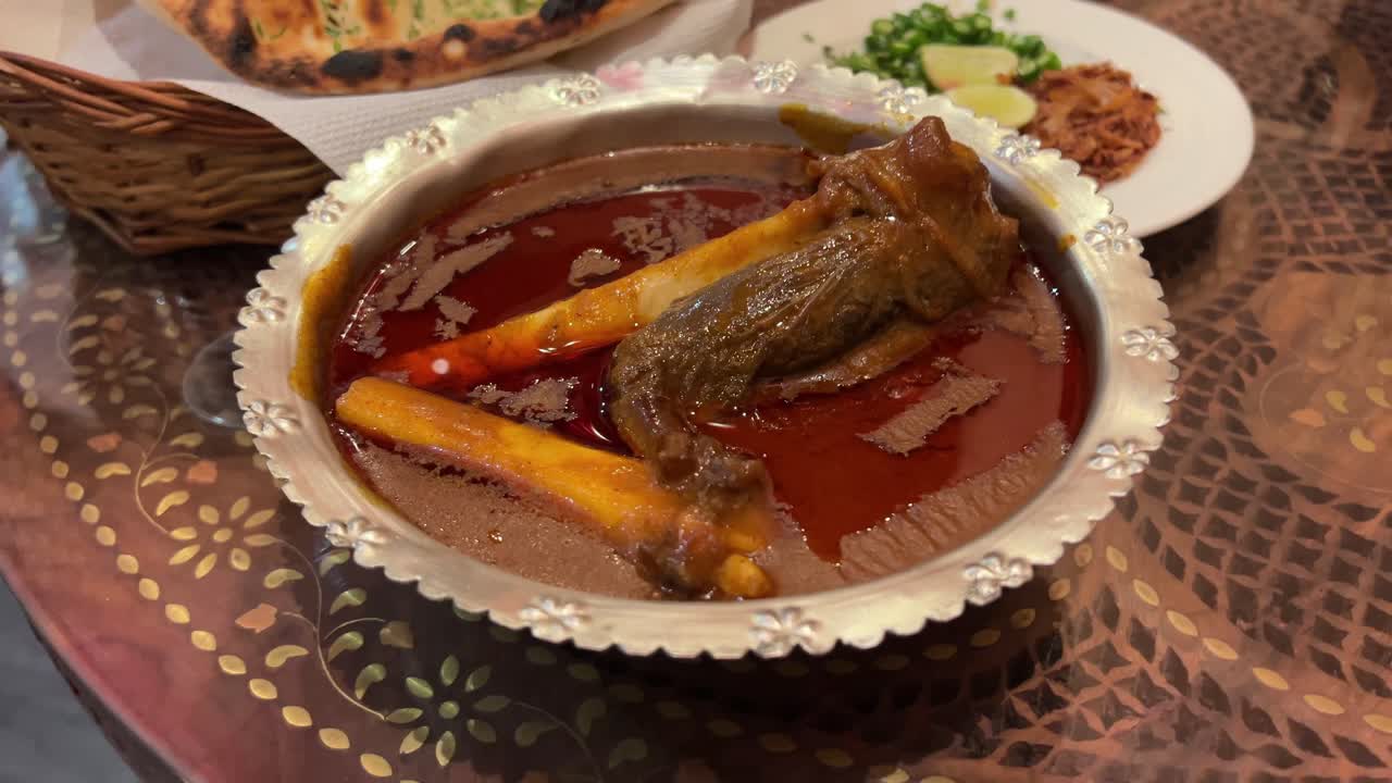 imágenes de primer plano con carne de cordero nalli nihari preparado al estilo indio sumergido en salsa aceitosa.