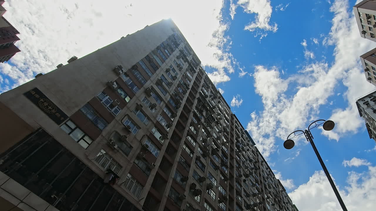 timelapse de nubes sobre el antiguo edificio "campanario" en mong kok, hong kong