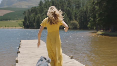 Mujer-Joven-Corriendo-En-El-Embarcadero-Lista-Para-Saltar-Al-Lago-Disfrutando-De-La-Libertad-Del-Verano