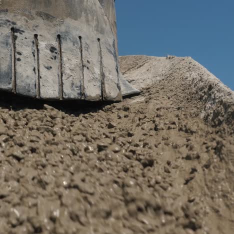 el mezclador de cemento entrega hormigón al sitio de construcción