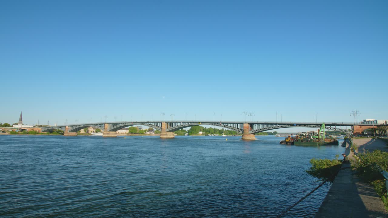 마인츠와 비스바덴 사이의 테오도르 헤우스 브뤼케 다리, 헤세와 라인란트 팔라티네이트, 화창한 여름날 라인 강과의 파노라마 샷