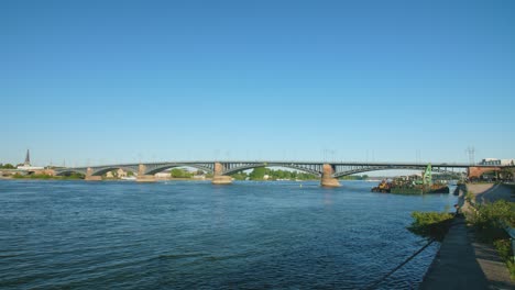 西奧多·海斯橋 (theodor heuss brücke bridge) 位於海森州 (hesse) 和萊<unk>邦 (rhineland-palatinate) 之間,在夏天的陽光明<unk>的日子里,