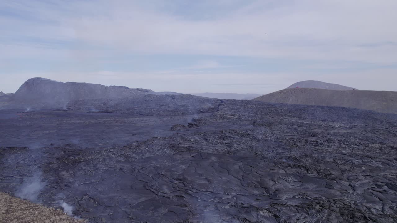 широкое паровое поле лавы во время извержения вулкана, долина гелдингадалир, исландия - съемка с беспилотного летательного аппарата