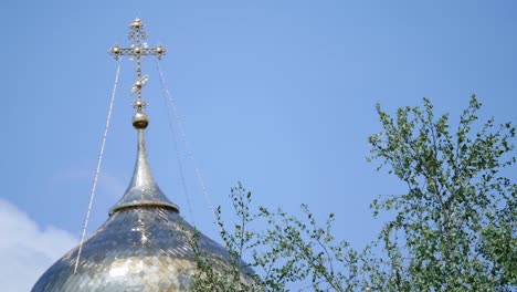 cruces ortodoxas orientales en cúpulas de oro contra el cielo nublado azul