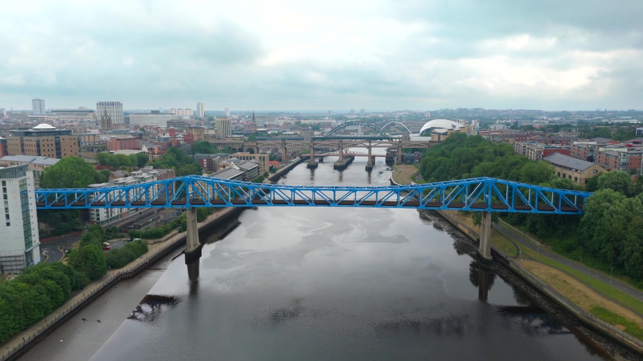 Lunga e lenta panoramica con drone su Newcastle. Ampio angolo che inquadra la città urbana nel Nord dell'Inghilterra