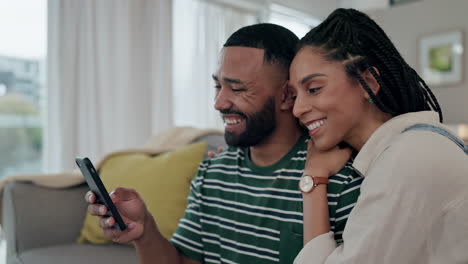 Pareja,-Abrazo-Y-Sonrisa-En-El-Sofá-Con-Teléfono