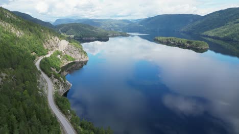 vestfold og telemark naturaleza y carretera panorámica a lo largo del lago totak en noruega - circunvalación aérea de 4k