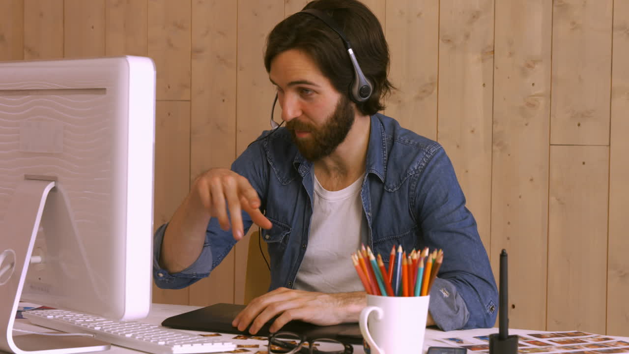 lavoratore hipster che usa la video chat alla scrivania